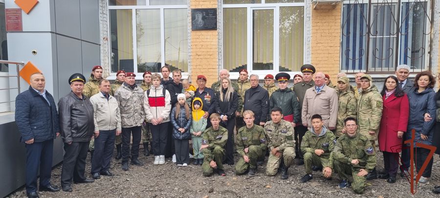 Мемориальную доску погибшему росгвардейцу установили в Астрахани