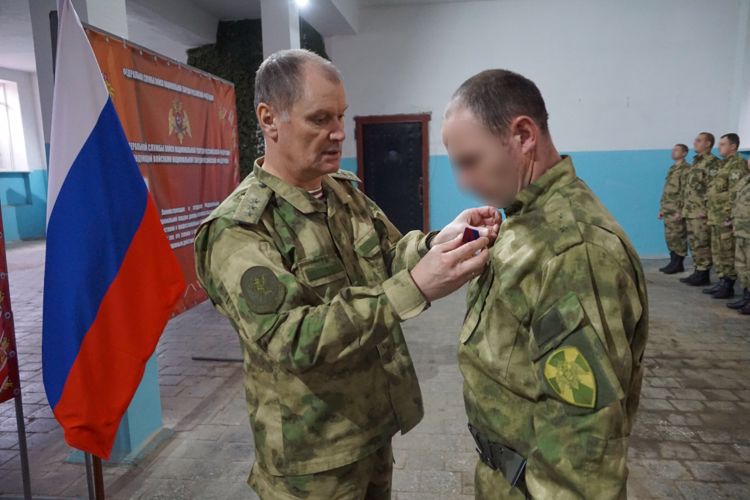 Генерал-полковник Алексей Беззубиков вручил награды росгвардейцам, отличившимся при выполнении служебно-боевых задач