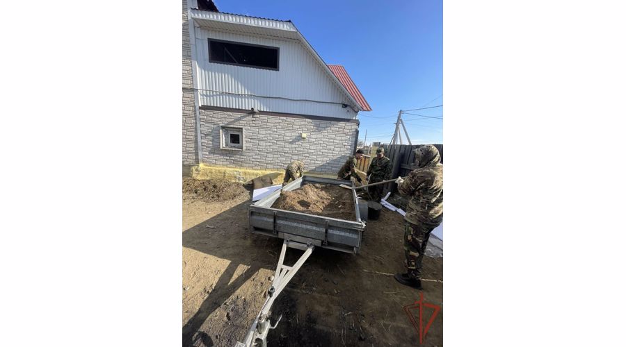 Росгвардейцы в Туве помогли завершить строительство дома погибшего сослуживца