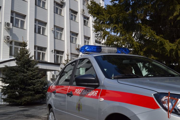 Росгвардейцы оказали содействие жителю Омска в тушении автомобиля