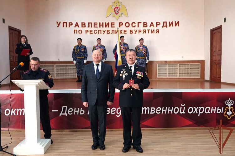 Госнаграды за спасение на пожаре в Бурятии  вручены сотрудникам Росгвардии 