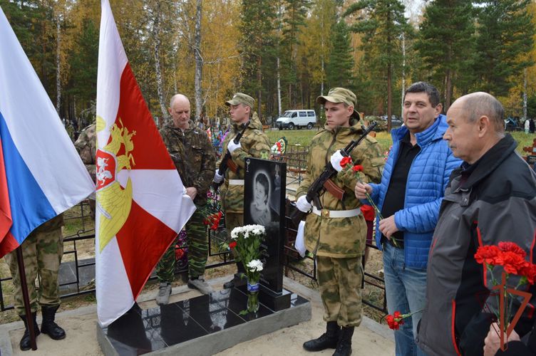 Росгвардейцы открыли памятник военному фельдшеру в Тюмени