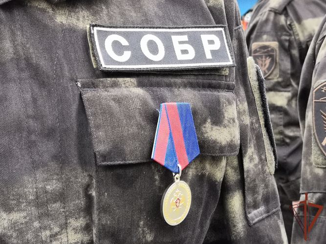 Представители организации «Офицеры России» вручили бойцам СОБР знамя Святого Дмитрия Донского во Владивостоке