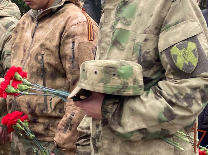 Память погибшего сослуживца почтили росгвардейцы в Новосибирске