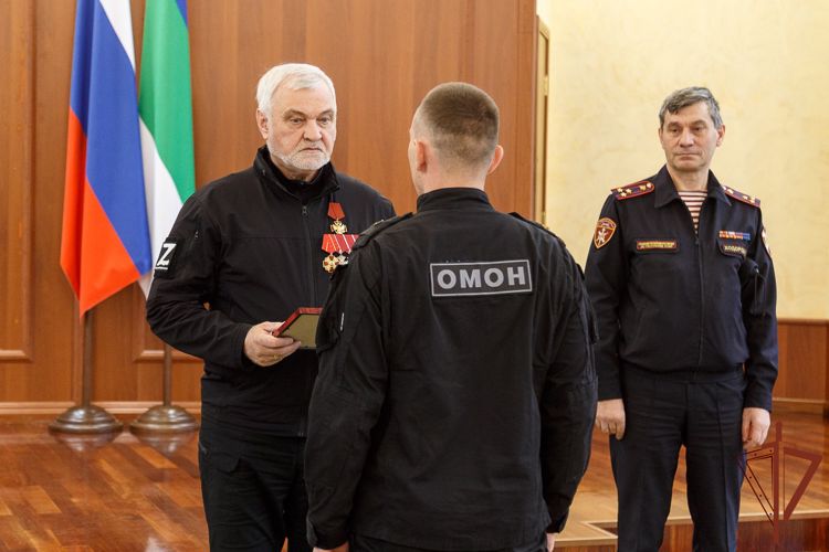 Глава Республики Коми наградил отличившихся росгвардейцев