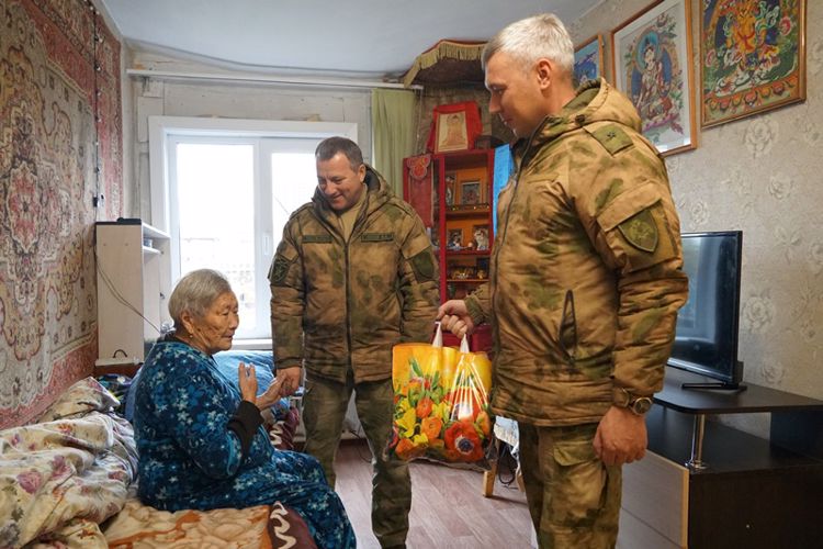 В Бурятии росгвардейцы поздравили ветеранов с Международным днем пожилого человека