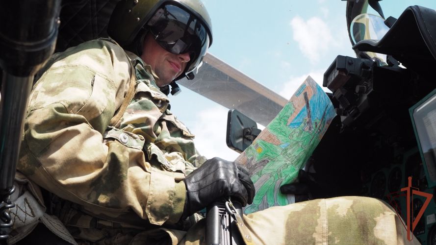 Росгвардейцы, участвующие в специальной военной операции, поблагодарили детей за рисунки и письма поддержки (ВИДЕО)