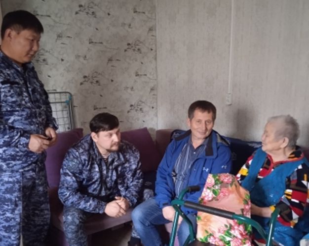 В Бурятии росгвардейцы поздравили ветеранов с Международным днем пожилого человека