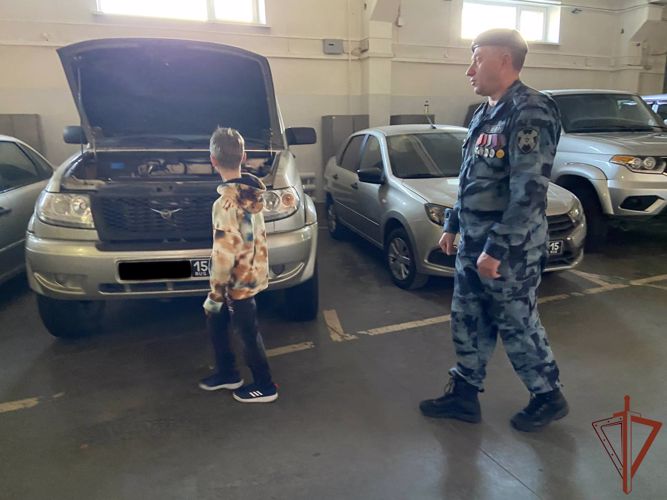 Бойцы ОМОН Росгвардии исполнили мечту новосибирского школьника