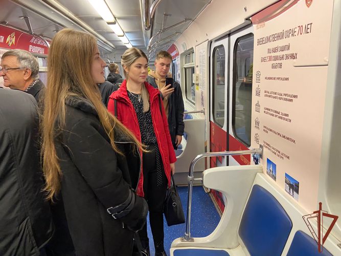 В новосибирском метро вышел на линию тематический вагон-музей вневедомственной охраны Росгвардии