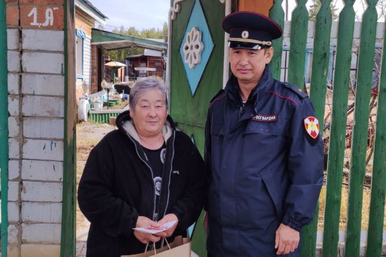 В Бурятии росгвардейцы поздравили ветеранов с Международным днем пожилого человека