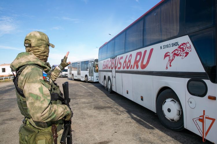 Росгвардейцы обеспечивают безопасность жителей Херсонской и Запорожской областей, отправляющихся на отдых в Крым и Краснодарский край (ВИДЕО)