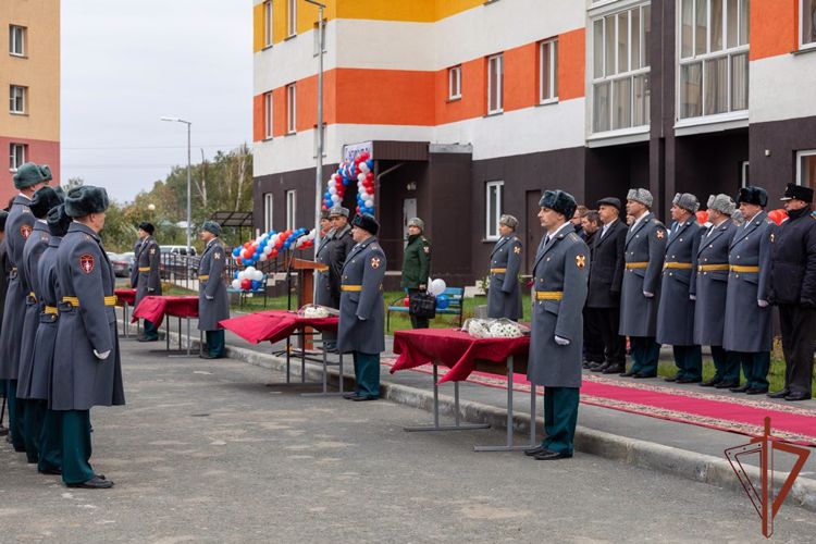 Военнослужащие Росгвардии получили ключи от новых квартир в ЗАТО Озёрск