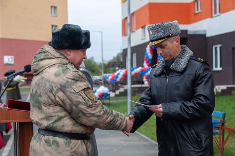Военнослужащие Росгвардии получили ключи от новых квартир в ЗАТО Озёрск