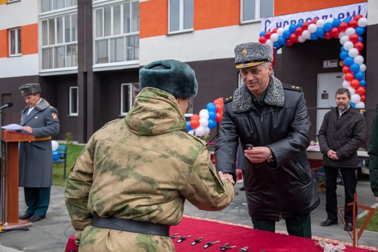 Военнослужащие Росгвардии получили ключи от новых квартир в ЗАТО Озёрск