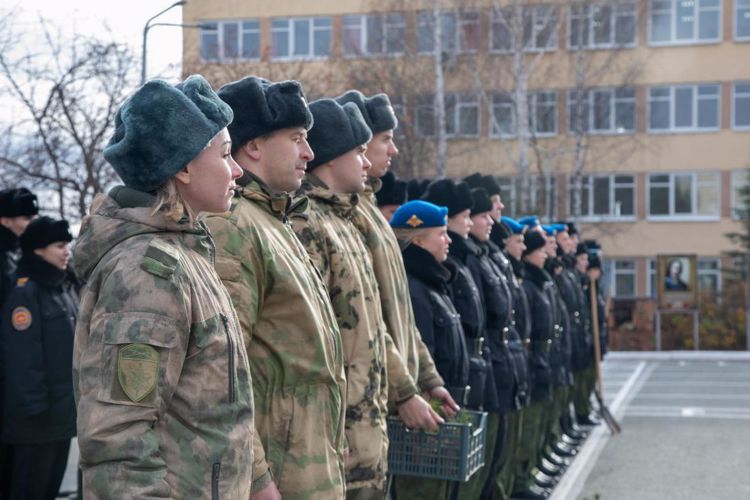Военнослужащие Уральского округа Росгвардии вместе с подшефными кадетами высадили 50 молодых кедров в Екатеринбурге