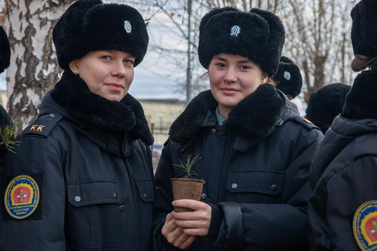 Военнослужащие Уральского округа Росгвардии вместе с подшефными кадетами высадили 50 молодых кедров в Екатеринбурге