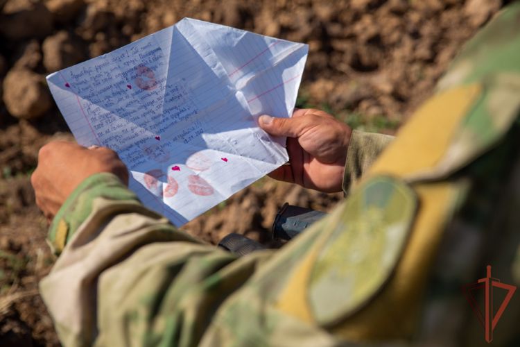 Росгвардейцы, участвующие в специальной военной операции, поблагодарили детей за рисунки и письма поддержки (ВИДЕО)