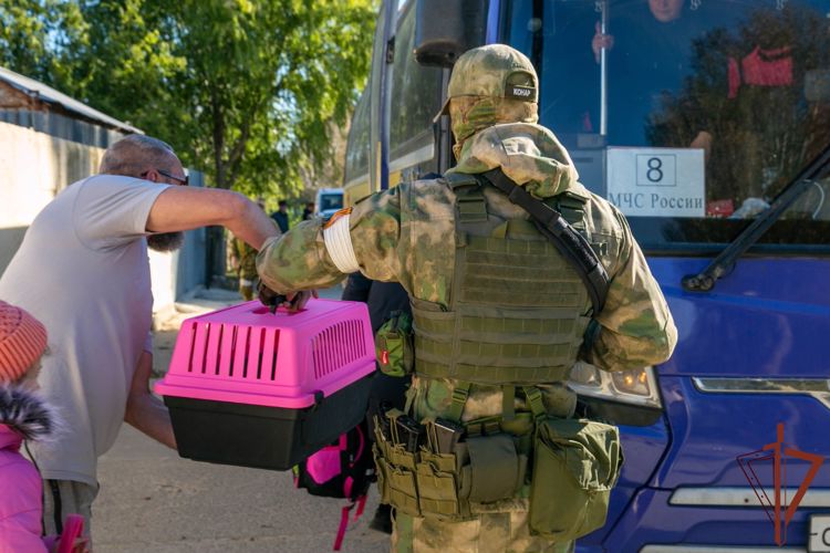 Росгвардейцы обеспечивают безопасность жителей Херсонской и Запорожской областей, отправляющихся на отдых в Крым и Краснодарский край (ВИДЕО)