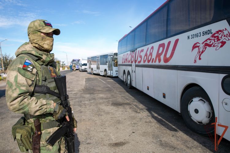 Росгвардейцы обеспечивают безопасность жителей Херсонской и Запорожской областей, отправляющихся на отдых в Крым и Краснодарский край (ВИДЕО)
