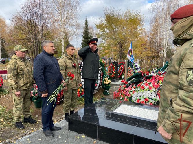 Память погибшего сослуживца почтили росгвардейцы в Новосибирске