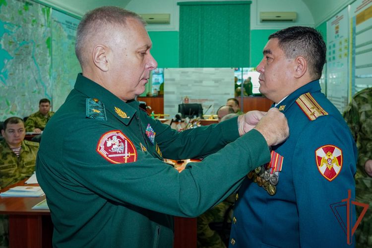 Командующий Северо-Западным округом Росгвардии вручил награды отличившимся военнослужащим