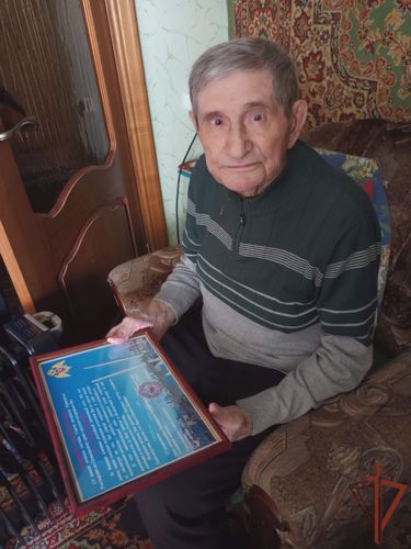 Росгвардейцы поздравили с 96-летием ветерана Великой Отечественной войны Андрея Васильевича Божко