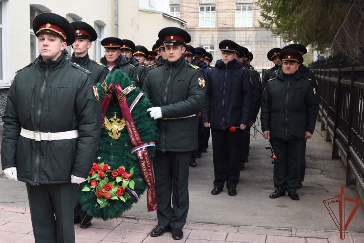 Командующий Сибирским округом Росгвардии поздравил ветеранов войск правопорядка с Международным днем пожилых людей