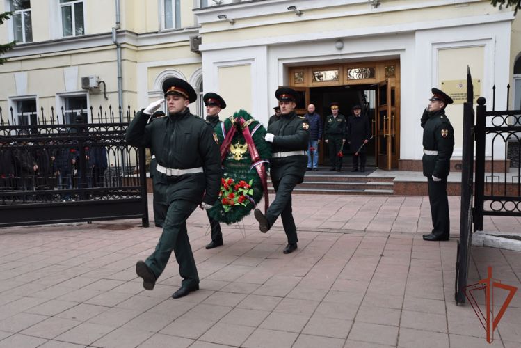 Командующий Сибирским округом Росгвардии поздравил ветеранов войск правопорядка с Международным днем пожилых людей