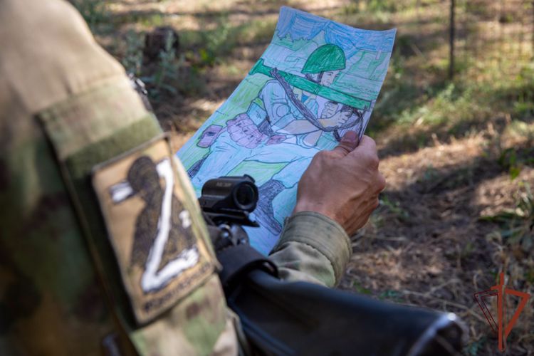 Росгвардейцы, участвующие в специальной военной операции, поблагодарили детей за рисунки и письма поддержки (ВИДЕО)