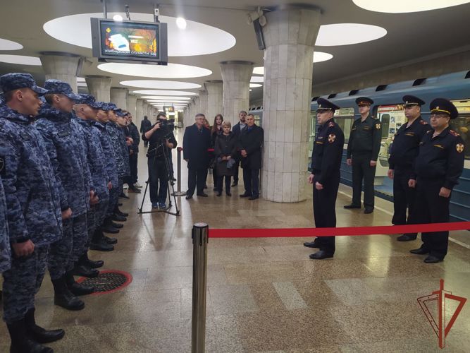 В новосибирском метро вышел на линию тематический вагон-музей вневедомственной охраны Росгвардии