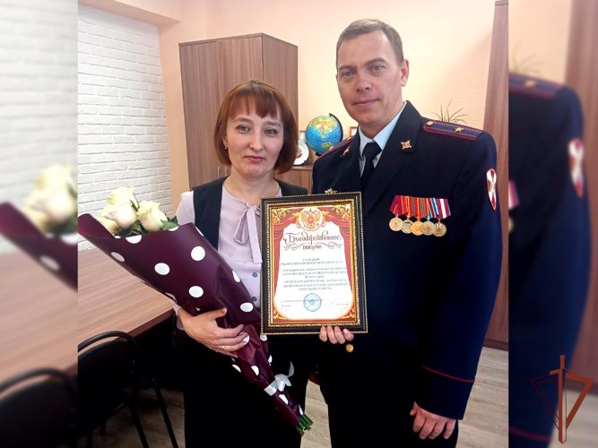 Росгвардия поздравила с профессиональным праздником педагогов подшефных школ в Уральском округе
