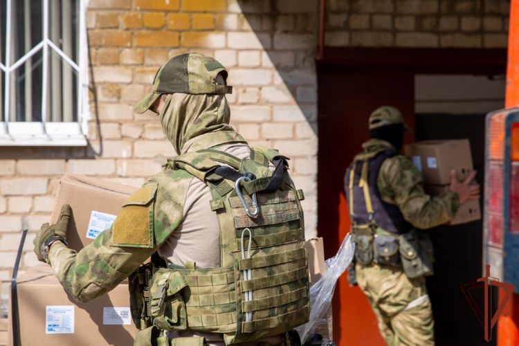 Росгвардия обеспечила безопасность доставки около 600 тонн гуманитарной помощи в Херсонскую и Запорожскую области (ВИДЕО)
