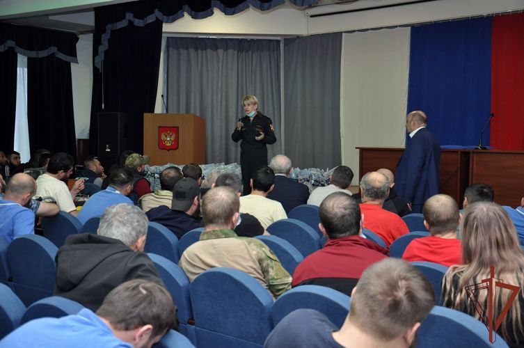 Ветераны войск правопорядка навестили в ведомственном госпитале участников спецоперации