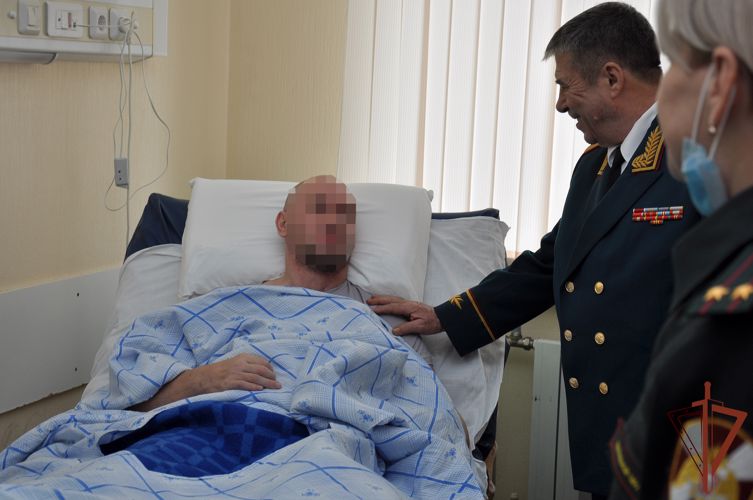 Ветераны войск правопорядка навестили в ведомственном госпитале участников спецоперации