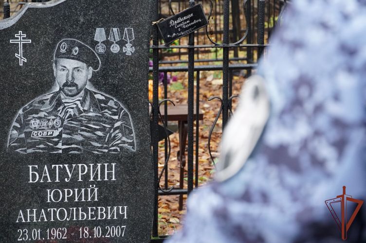 Росгвардейцы почтили память погибшего 15 лет назад офицера архангельского СОБР