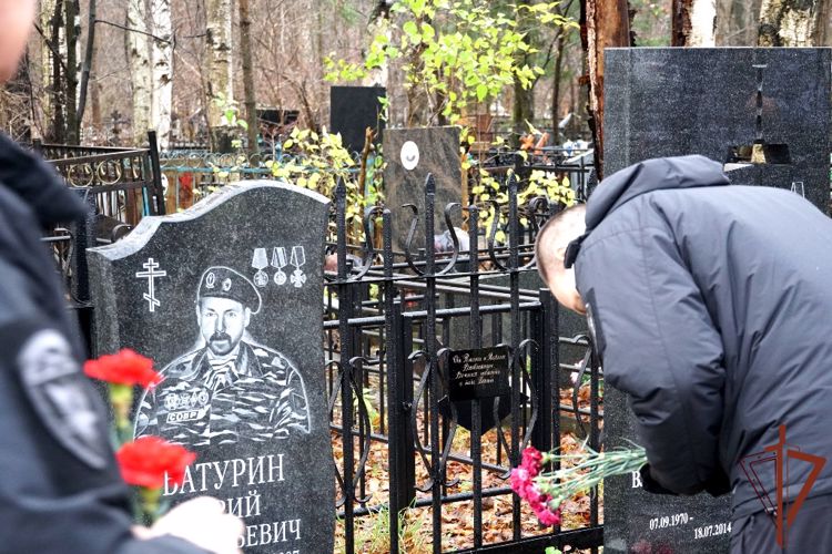 Росгвардейцы почтили память погибшего 15 лет назад офицера архангельского СОБР