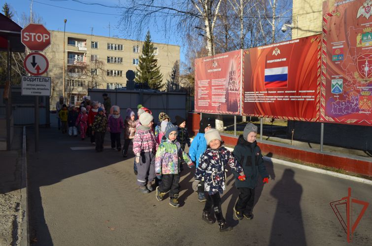 Патриотические мероприятия для ребят из подшефных учебных заведений провела Росгвардия на Урале 