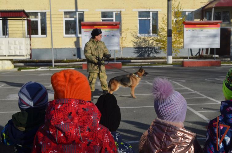 Патриотические мероприятия для ребят из подшефных учебных заведений провела Росгвардия на Урале 