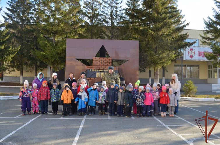 Патриотические мероприятия для ребят из подшефных учебных заведений провела Росгвардия на Урале 