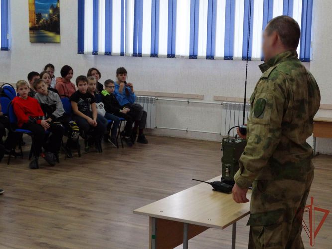 Патриотические мероприятия для ребят из подшефных учебных заведений провела Росгвардия на Урале 