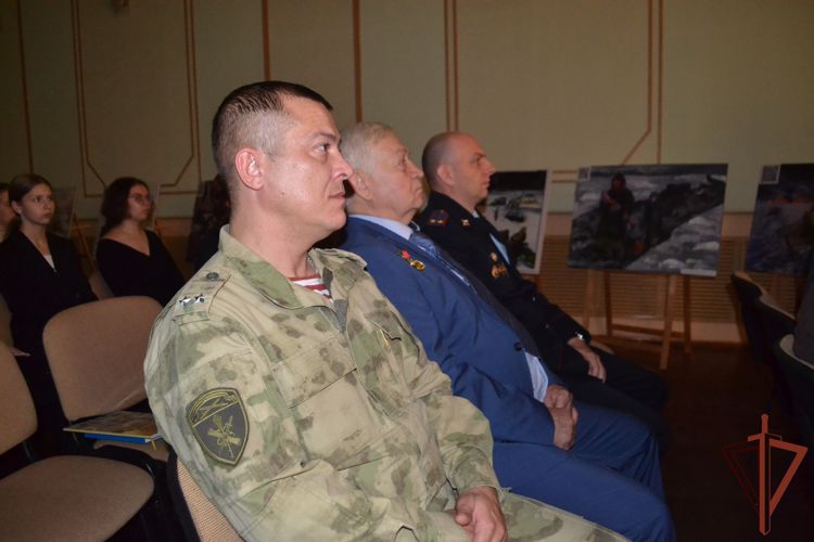 Росгвардейцы поблагодарили юных художников за увековечение подвига войск НКВД во время блокады Ленинграда