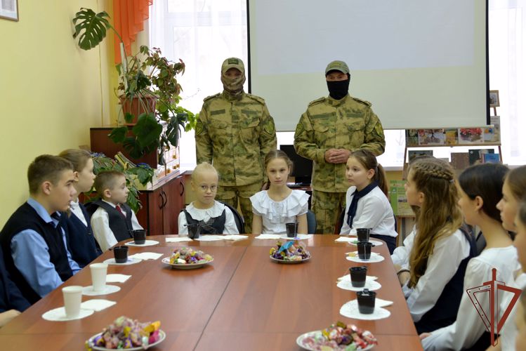 Росгвардейцы - участники спецоперации поблагодарили курганских школьников за поддержку (видео)