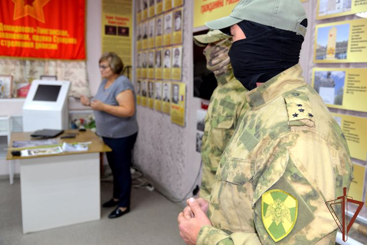 Сотрудники Росгвардии — участники специальной военной операции встретились с подшефными школьниками в Кургане