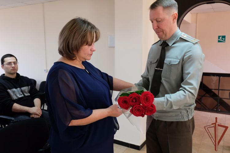 В Якутске ордена Мужества погибших при исполнении служебного долга бойцов ОМОН «Бизон» передали их семьям 