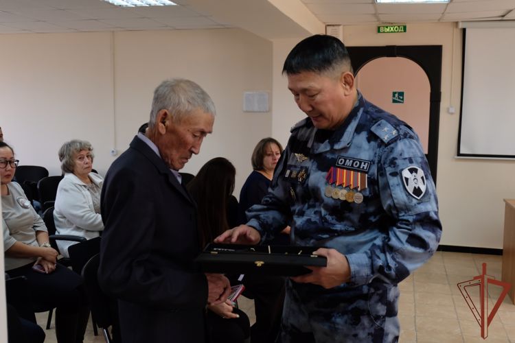 В Якутске ордена Мужества погибших при исполнении служебного долга бойцов ОМОН «Бизон» передали их семьям 