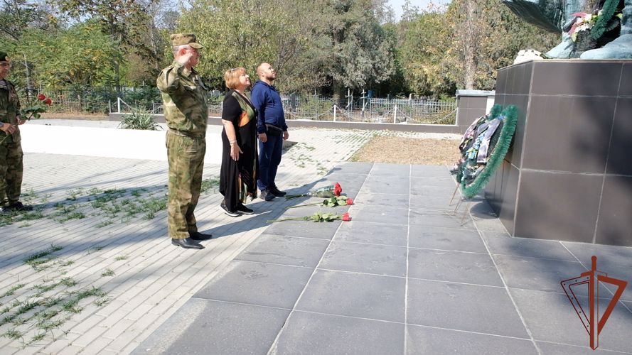 В Грозном военнослужащие Росгвардии приняли участие во встрече с родственниками Героя Советского Союза Прокофия Калашникова (видео)