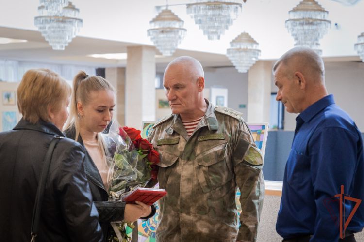Орден Мужества погибшего росгвардейца передали его родным на Ставрополье