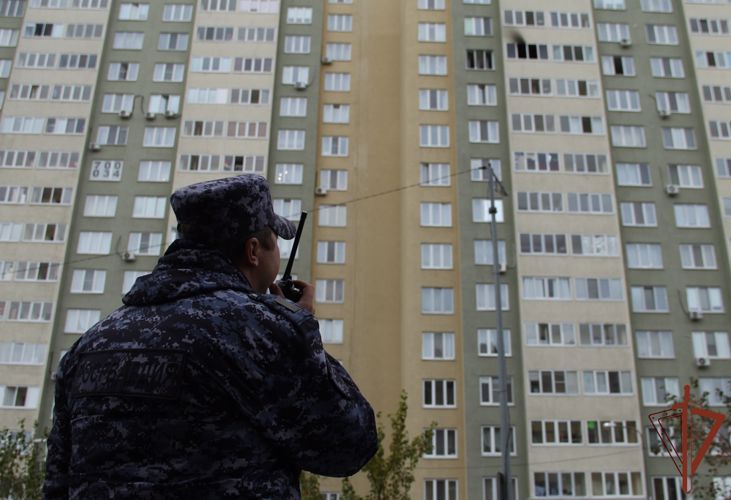 Сотрудники Росгвардии оказали содействие экстренным службам во время пожара в Тюмени