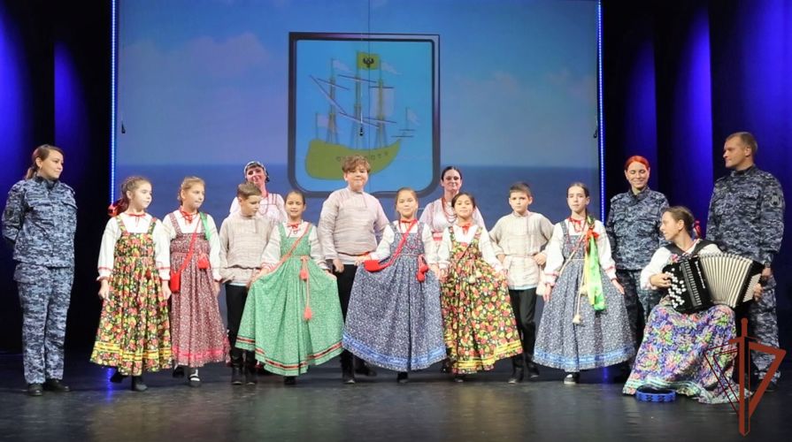 К ведомственному марафону «Мы вместе. С любовью из дома» присоединились росгвардейцы из Ленинградской области 